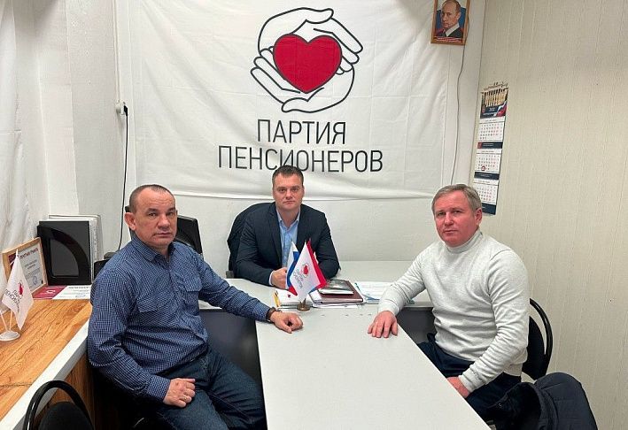 Евгений Кареликов провел встречу с активом Партии пенсионеров из Камышинского района