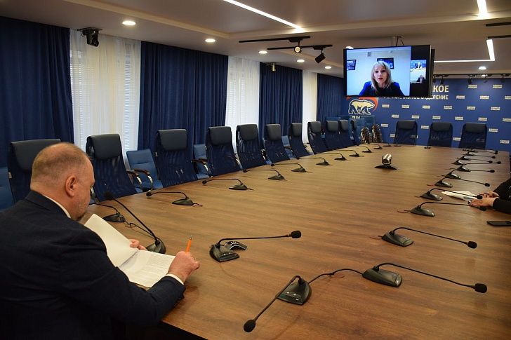 Благоустройство территорий, поддержка участников СВО, помощь семьям: партийцы провели прием граждан по личным вопросам