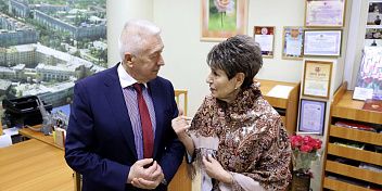 Александр Блошкин поздравил с юбилеем почетного гражданина Волгоградской области Галину Хорошеву
