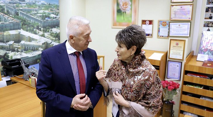 Александр Блошкин поздравил с юбилеем почетного гражданина Волгоградской области Галину Хорошеву