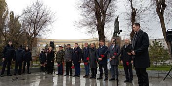 19 ноября в день 83-й годовщины начала контрнаступления советских войск под Сталинградом на площади Ленина у братской могилы воинов 13-ой Гвардейской дивизии  состоялся торжественный митинг