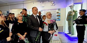 В школе № 9 г. Волжского открыли "Парту героя"