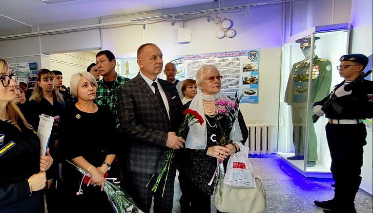 В школе № 9 г. Волжского открыли "Парту героя"