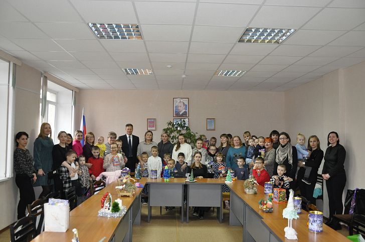 Станислав Коротков поздравил с Новым годом детей работников сферы образования Кировского района