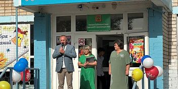 Дмитрий Григоров поздравил с Днем знаний педагогов и учеников школы №15 города Волжского