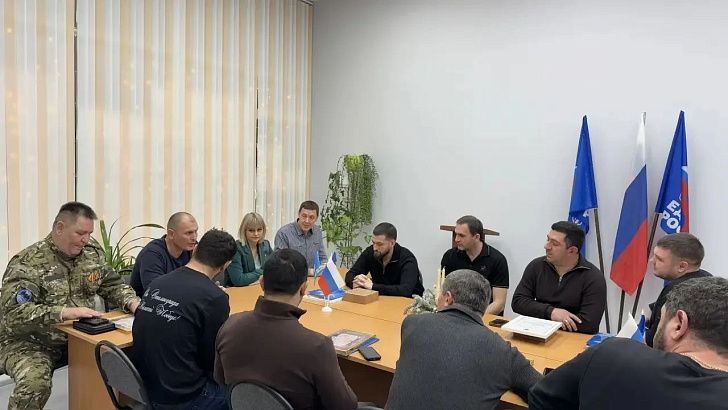 В Волжском наградили активистов-волонтёров