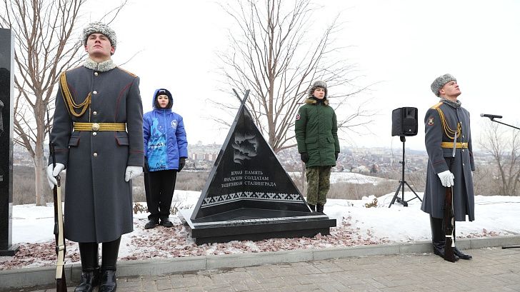 Подвиг бессмертен: в Волгограде установлен памятник ямальским защитникам Сталинграда