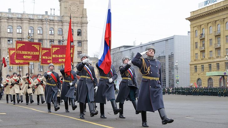 На главной площади города-героя состоялся парад в честь юбилея Сталинградской Победы
