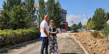Мария Аплеталина ознакомилась с ходом работ по  благоустройству новой пешеходной зоны в Волжском