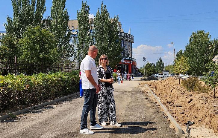 Мария Аплеталина ознакомилась с ходом работ по  благоустройству новой пешеходной зоны в Волжском