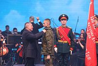 Андрей Бочаров в день Сталинградской Победы вручил награды участникам СВО