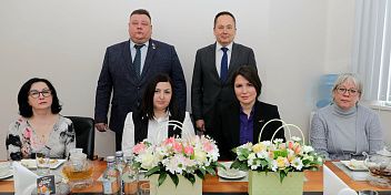 8 марта: Юрий Марамыгин поздравил женщин с праздником 