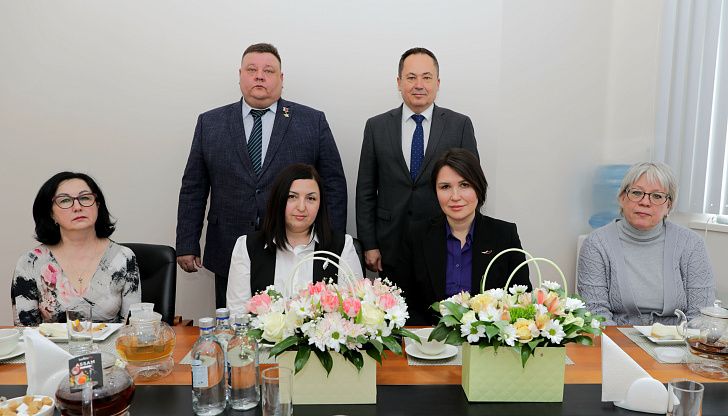 8 марта: Юрий Марамыгин поздравил женщин с праздником 