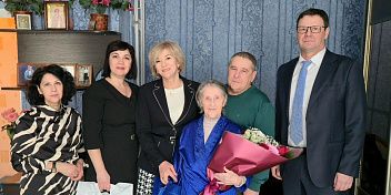 Зина Мержоева поздравила ветеранов Михайловки и Фроловского района с 83-й годовщиной победы в Сталинградской битве