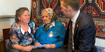 Парламентарий поздравил со 100-летним юбилеем Александру Романову