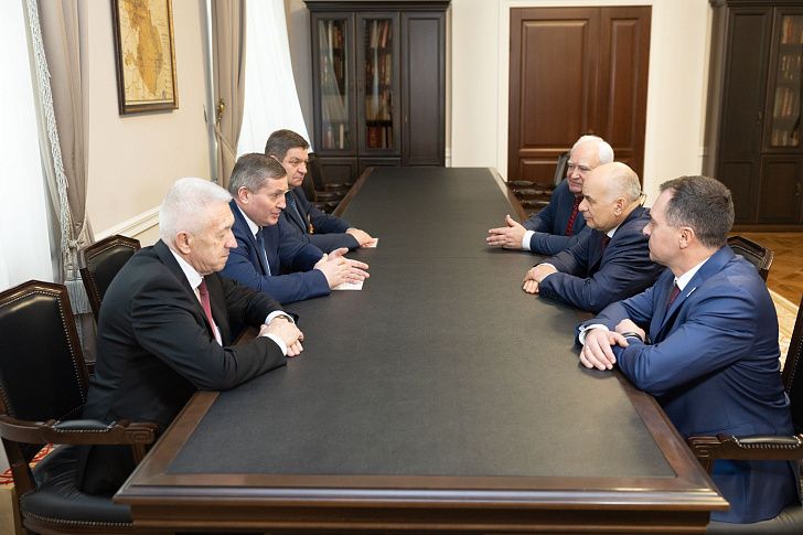 Волгоградский губернатор провел встречу с делегацией Курской области