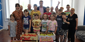 Заместитель руководителя парламентской фракции КПРФ  Валерий Могильный поздравил детей Донбасса