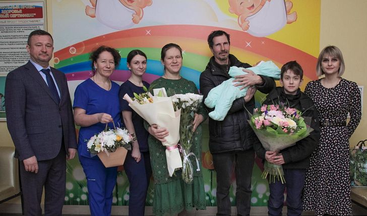Михаил Струк и Мария Аплеталина поздравили семью из Волгограда с рождением ребенка-богатыря