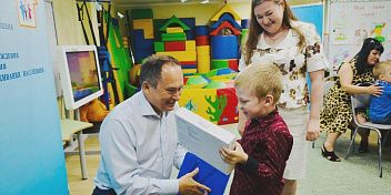 Юрий Марамыгин поздравил маленьких жителей Волгоградской области