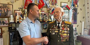 Партия пенсионеров поздравила с 99-летием заслуженного фронтовика