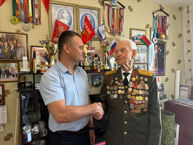 Партия пенсионеров поздравила с 99-летием заслуженного фронтовика