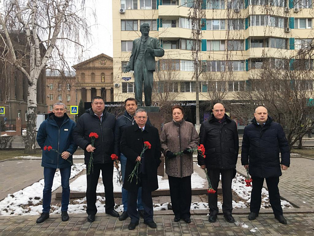 Депутаты-коммунисты Волгоградской областной Думы почтили память Владимира Ленина