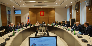 Представители власти и общественности обсуждают меры поддержки экономики и социальной сферы
