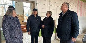Парламентарии ознакомились с ходом ремонтных работ в Котовской школе