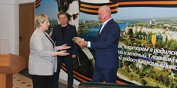Камышину передали шашку Героя Советского Союза Алексея Маресьева
