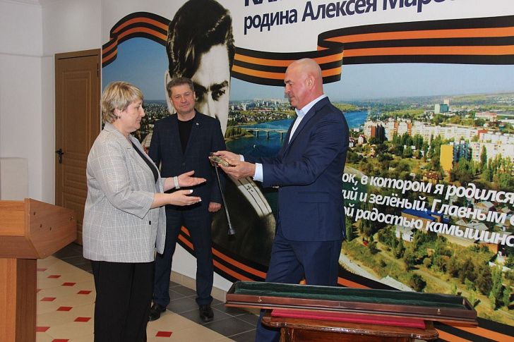 Камышину передали шашку Героя Советского Союза Алексея Маресьева