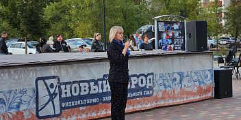 Мария Аплеталина приняла участие в патриотическом концерте «Синий платочек» в Волжском