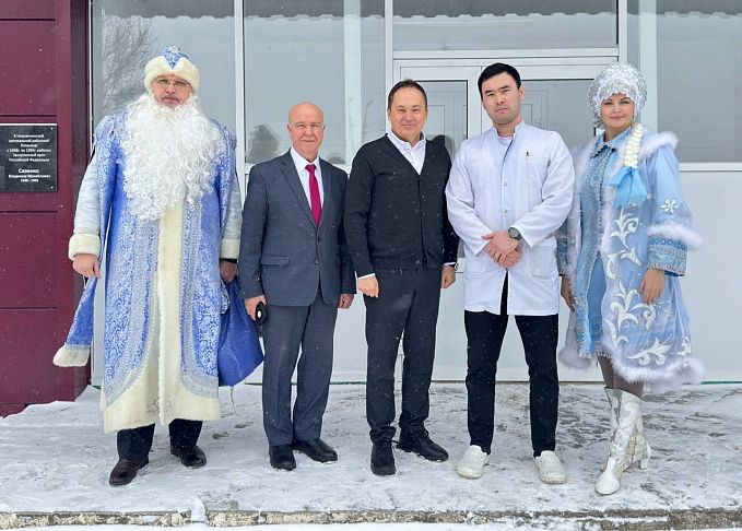 Юные пациенты центральных районных больниц получили новогодние подарки