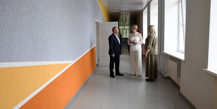 Лариса Гордиенко ознакомилась с результатом капремонта школы №9 в Михайловке