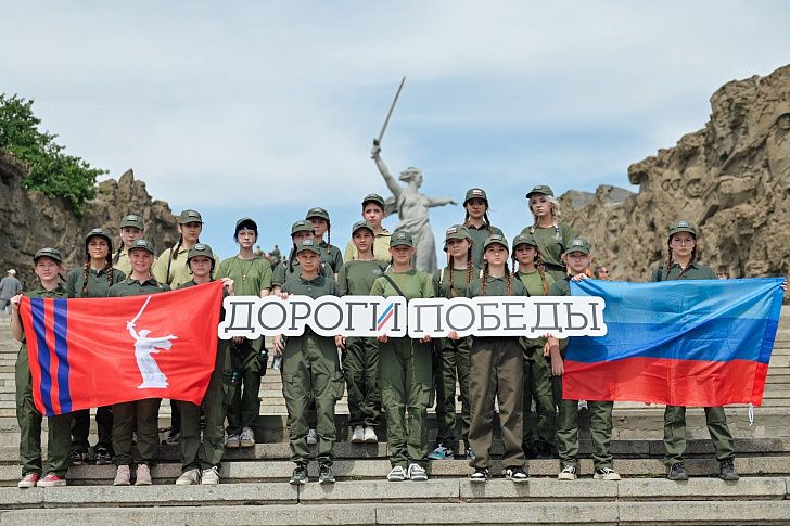Курсанты межрегиональной смены «Время юных героев» Центра «ВОИН» почтили память защитников Сталинграда