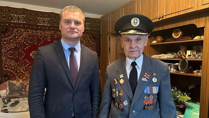 Евгений Кареликов поздравил ветеранов