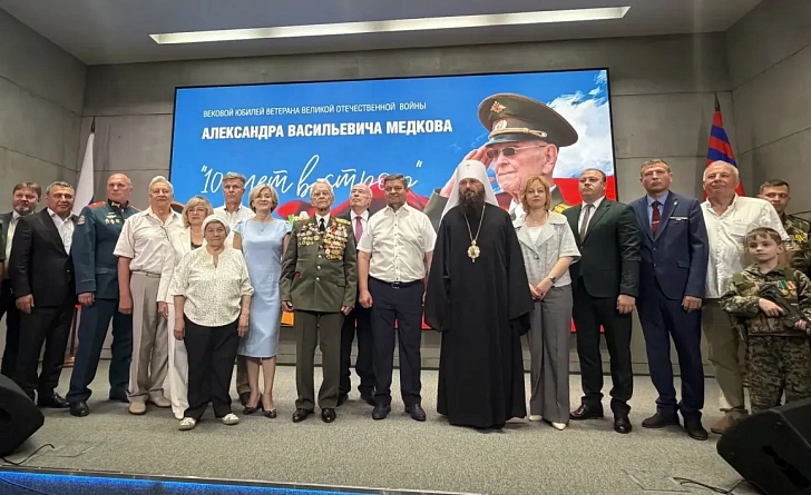 В музее-панораме «Сталинградская битва» поздравили со 100-летием ветерана Александра Медкова