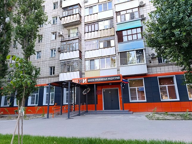 Станислав Коротков ознакомился с работой Школы креативных индустрий,  которая открыла свои двери в сентябре  2024 года