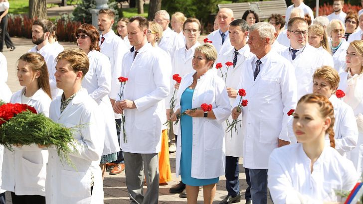 Студенты и преподаватели ВолгГМУ возложили гирлянду Славы и Памяти к Вечному огню