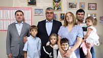 Парламентарии посетили многодетную семью участника СВО