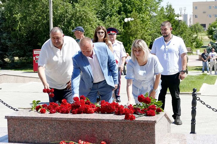 У монумента воинам-интернационалистам в Волжском прошел митинг, посвящённый Дню ветеранов боевых действий