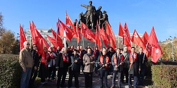 Поздравление  депутатов фракции КПРФ со 108-й годовщиной Великой Октябрьской социалистической революции