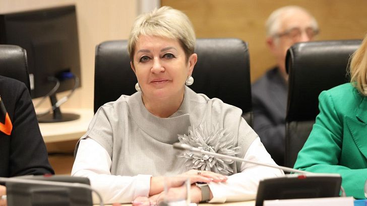 Поздравление председателя комитета по здравоохранению и охране общественного здоровья Натальи Семёновой с Днем медицинского работника