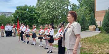 Пионерским салютом встречает красногалстучные отряды Волгоградская область