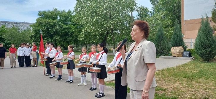 Пионерским салютом встречает красногалстучные отряды Волгоградская область