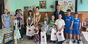 Евгений Кареликов в День защиты детей посетил Святотроицкий Православный Социальный Центр 