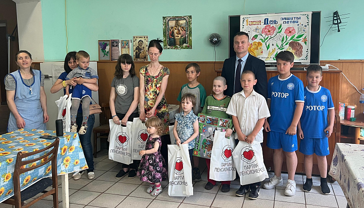 Евгений Кареликов в День защиты детей посетил Святотроицкий Православный Социальный Центр 