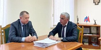 Игорь Романов﻿﻿﻿﻿﻿﻿﻿﻿﻿ и глава Тракторозаводского района Дмитрий Гончаревич обсудили итоги депутатского приема