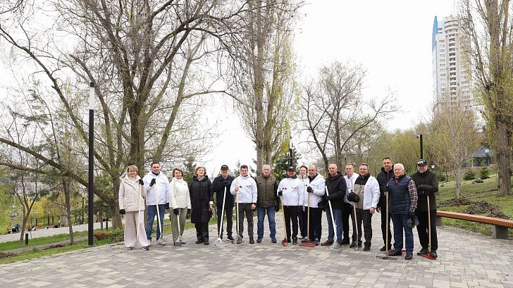 Депутаты облдумы приняли участие в благоустройстве сквера имени Александры Пахмутовой