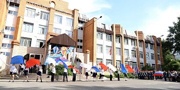 Идти по жизни уверенно и смело: Александр Блошкин напутствовал выпускников лицея №9
