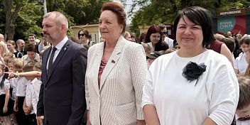 Депутаты фракции КПРФ регионального парламента поздравили выпускников города и области